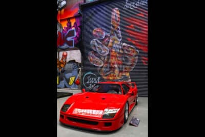 アートな背景に収まるフェラーリF40