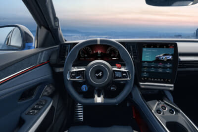 アルピーヌA390GTS:ドライバー側に傾けられた大型インフォテインメントディスプレイがコクピット中央に設置
