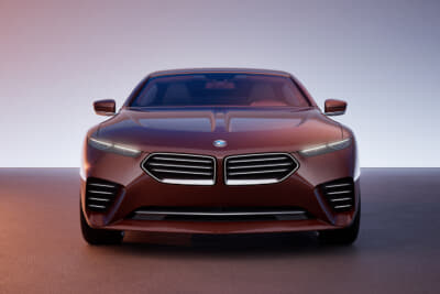 BMWコンセプト・スピードトップ：V字型のボンネットラインがルーフからリアスポイラーまで一直線に続き、流れるようなプロポーションを見せつける