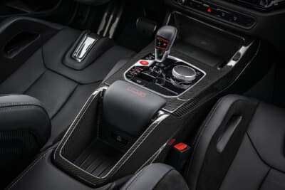BMW M2 CS：専用CSロゴ入りCFRP製センターコンソールはUSB電源、ワイヤレスチャージ付き