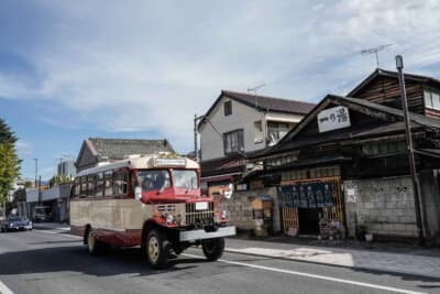 市内をボンネットバスで巡る遊覧運行は、ありし日へのタイムスリップを提供する