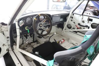 ポルシェ 930ターボ モビー ディック:内装は内張りを剥がし、ロールケージが組み込まれている