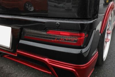 ダイハツ アトレーワゴン:翔プロデュース製のエアロパーツは装着部分のみが真っ赤にカスタムペイントされている