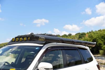 スバル フォレスター：ルーフラックのサイドにサイドオーニングを取り付けている