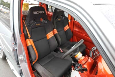 スズキ ワゴンRスティングレー:内装はオーナーの好きなオレンジで統一されルーフやピラーも張り替えられている