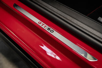 フォルクスワーゲン・ゴルフGTI エディション50:スカッフプレートにもGTIロゴ入りの専用トリム