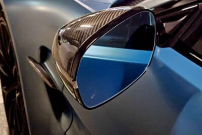 アストンマーティン ヴァンテージ ロードスター:カーボンミラーを採用