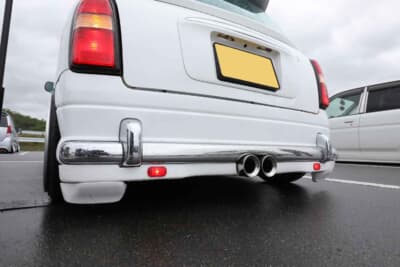 ダイハツ ミラジーノ：マフラーはセンター2本出しに変更し、マフラーに合わせてバンパー形状も変えている