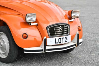 2万5000ポンド〜3万5000ポンド(邦貨換算約507万円〜約710万円)で現在も販売中のシトロエン「2CV6」(C)Bonhams