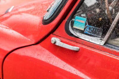 スバル 360 ヤングSS:ボディはサビこそないものの、塗装は年式相応にヤレており、一部に補修跡があった