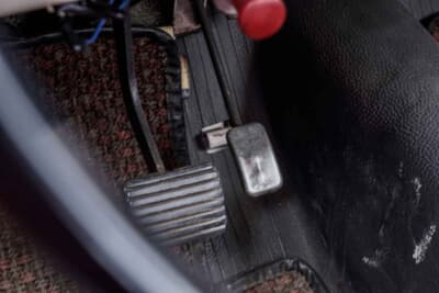 DAF 44:変速機はヴァリオマチックを持つDAF 44。駆動トルクに応じてプーリー径が変化するベルト式CVT機構のため、クラッチが不要なので2ペダルである