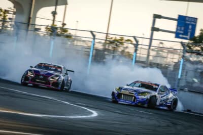 上野高広選手とツインドリフトを決める藤野秀之選手 (右)