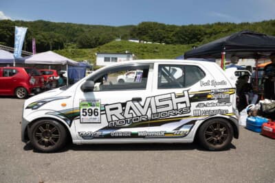 スズキ アルト:ラッピングを施し、大きくイメージチェンジした外観。協力してもらったメーカーやショップのロゴを入れた