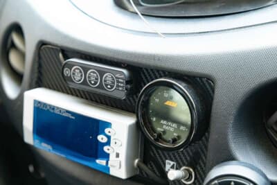 ダイハツ エッセ:サブコンや空燃比計はまとめてセンターコンソールに装着。視認性も操作性も上々