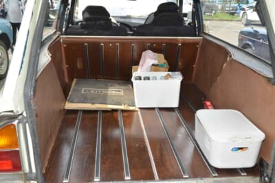 シトロエン GSサービス：荷室両サイドがパネルとされたモデルとガラス張りのモデルが用意されていた。伊藤さんの愛車はガラス窓仕様となる