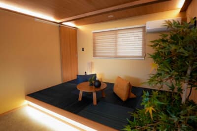 和の雰囲気ながら、効率的に間接照明を取り入れ、モダンさもプラス。 ワンランク上の宿泊体験が楽しめる