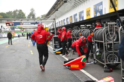 フォーミュラ・リージョナル・ヨーロピアン選手権ではピット（ボックス）がないため、必要な工具やタイヤ、パーツをピットロードに持ち込みます