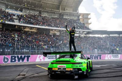 ドーナツターンの後、ファンは総立ちになりスタンディングオベーションを送りました