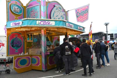 このクレープ屋さんはいつも大人気です。日本のようにバリエーションはなく、ヌテラやバターのみのシンプルなクレープです