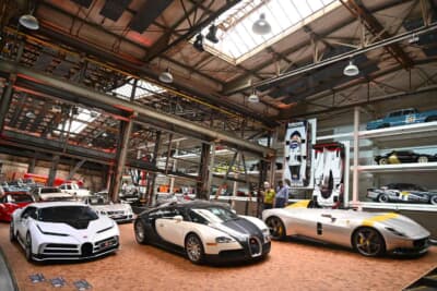 ブガッティ・チェントディエチ(左)、ブガッティ・ヴェイロン(中央)、フェラーリSP1