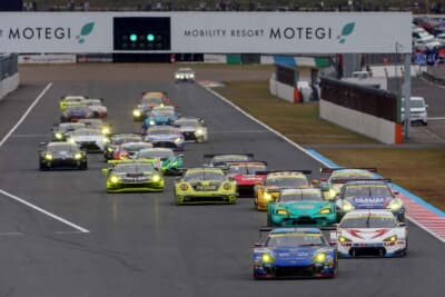 群雄割拠のGT300クラスのフロントロウには、タイトル争いに関係がない2台が並んだ