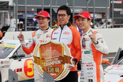 1号車au TOM'Sの山下健太選手（左）と伊藤大輔監督（中央）、坪井翔選手（右）