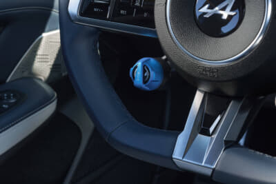 アルピーヌA390GTS:青いダイヤル状のスイッチで回生レベルを選ぶ。F1から着想を得たシステム