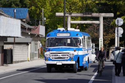 市内をボンネットバスで巡る遊覧運行は、ありし日へのタイムスリップを提供する