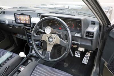 三菱 ランサーEX1800ターボ:当時を思い出したかのように、今もモモのRACEステアリングを装着。リング付きホーンボタンが斬新だった