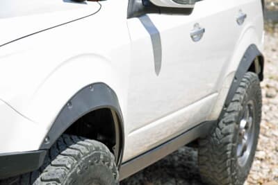 スバル フォレスター：前後のバンパーの黒を繋ぐコーディネーションを考えた。真っ白なボディサイドに黒のポイントを入れたかったため、50mmオーバーフェンダーを装着している。それに合わせて、ツラ合わせの50mmスペーサーを装着