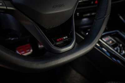 フォルクスワーゲン・ゴルフGTI エディション50:マルチファンクションレザースポーツステアリングは7速DSG用シフトパドルを統合
