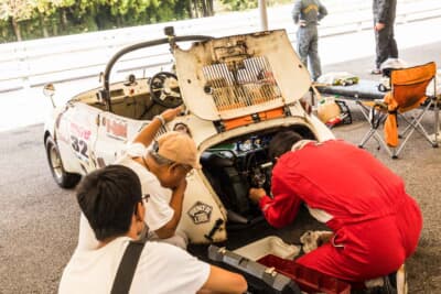 早朝から大忙しだ。それぞれのピットに陣取ると、細かいセッティングを始める