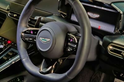 アストンマーティン ヴァンテージ ロードスター:ステアリングリムが平均的な日本人の掌には明らかに太すぎることが気になった……