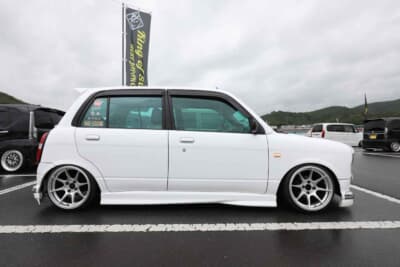 ダイハツ ミラジーノ：前後バランスよく車高を下げるために、ショックをスズキ製を加工装着した