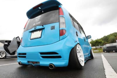 ホンダ ライフ:マフラーは2本出しとなっている