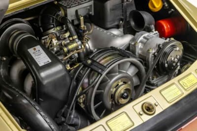 85万ドル~110万ドル(邦貨換算約1億2510万円~約1億6190万円)現在も販売中のRUF「カレラ 3.4 ゴールドフィンガー」C)Courtesy of Broad Arrow