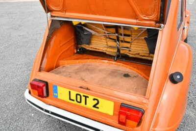 2万5000ポンド〜3万5000ポンド(邦貨換算約507万円〜約710万円)で現在も販売中のシトロエン「2CV6」(C)Bonhams