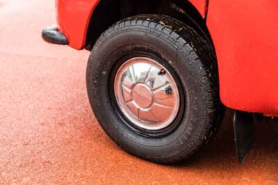 スバル 360 ヤングSS:タイヤはブリヂストンRD-613 STEEL 145R10