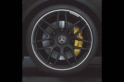 メルセデスAMG GT53 4MATIC+(ISG) Final Edition:21インチAMG鍛造ホイールの奥に潜むはAMGイエローブレーキ・キャリパー