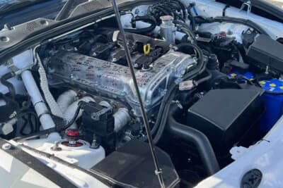 マツダ ロードスターのヘッドカバーにはたくさんのメッセージが書かれていました