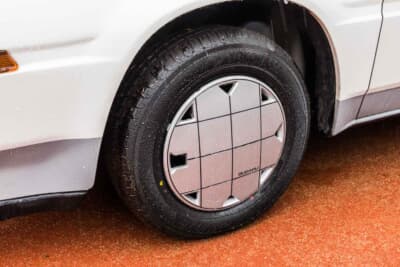 スバル アルシオーネ：イベント時のみ純正の13インチスチールホイールに今となっては貴重な格子柄ホイールキャップを装着している