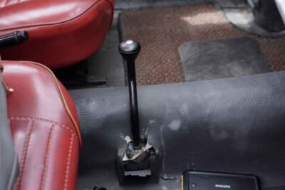 DAF 44:センターにあるシフトはニュートラルと前進後退の動作のみという。CVTヴァリオマチックならではのシンプルな機構だ