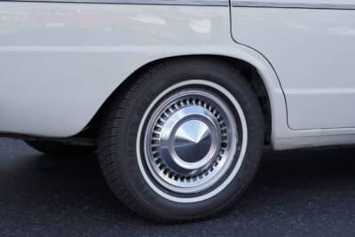 プリンス スカイライン 2000GT-A:ハブキャップが装着された純正スチールホイールにホワイトリボンタイヤを装着。昔ながらの雰囲気を演出している