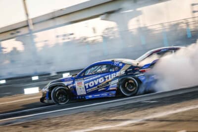 上野高広選手とツインドリフトを決める藤野秀之選手