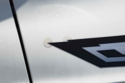 スズキ アルト:デカールの耐久性を高めるための小ワザ。鋭角な部分に上からシールを貼ることで剥がれにくくなる