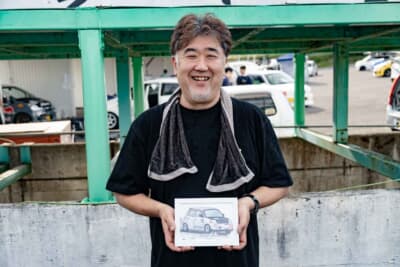 ダイハツ エッセ:第2戦では初優勝を記念してスポンサー企業から愛車をイラスト化したパネルをプレゼントされた