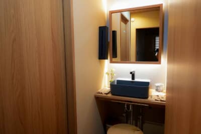 01号室の洗面台。お風呂はシャワールームで、02号室は大き目のユニッ トバスとなる