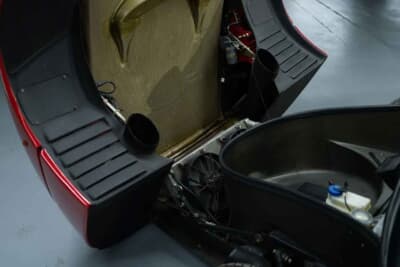 300万ユーロ～320万ユーロ（邦貨換算約5億3000万円〜約5億6500万円）で現在も販売中のフェラーリ「F40」（C）Courtesy of Broad Arrow