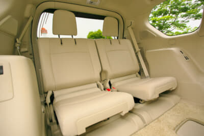 150系ランドクルーザープラドは5人乗りと7人乗りがある