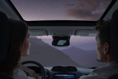 Jeep Renegade North Star Edition：デュアルペインパノラミックサンルーフは前部はパワーサンシェード、後部は固定ガラスとなる